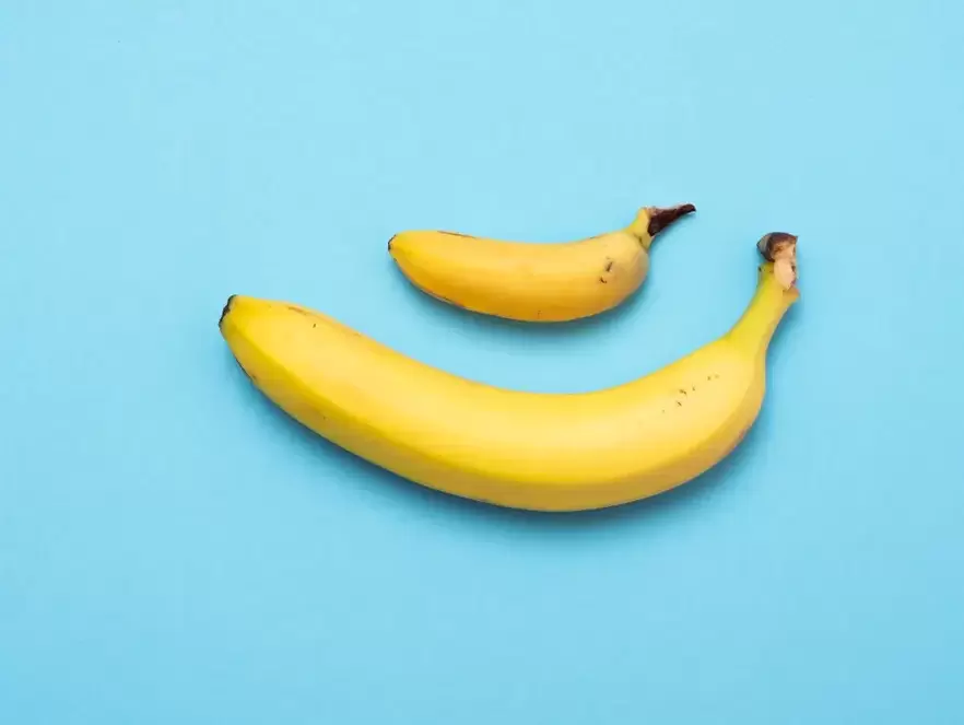 väike ja laienenud peenis pompusega banaanide näitel